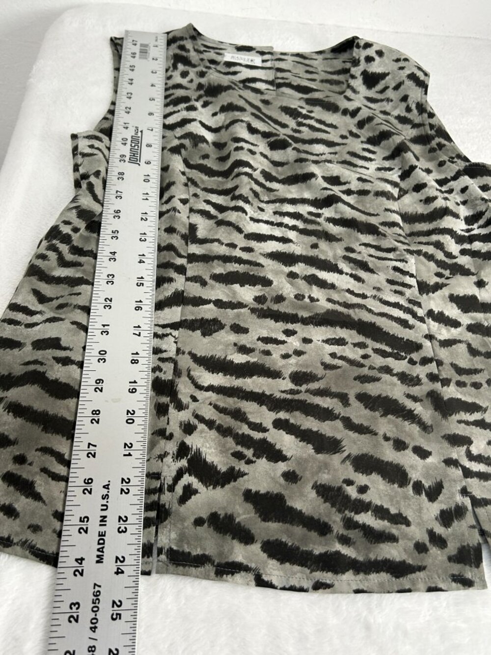 Basler Womens Sleeveless Gray Black Animal Print Tank Top Blouse Size 10 Casual - Picture 9 of 9
